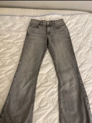 Grå bootcut jeans - Grå jeans från Gina❣️