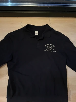 Marinblå pikétröja Zara med tryck i strl L - Marinblå pikétröja från Zara med stort tryck på ryggen i storlek L