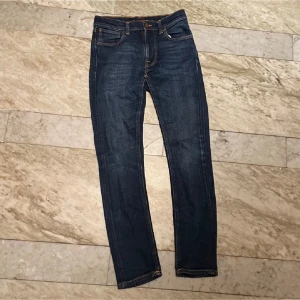 Mörkblå jeans från Nudie Jeans - Riktigt Snygga mörkblå jeans från Nudie Jeans. Modellen heter lean Dean W28 L30. Hör av dig vid minsta lilla fundering. //Milton