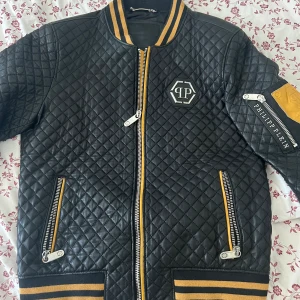 PHILIPP PLEIN jacka - Säljer min PHILIPP PLEIN jacka den är i bra skick storlek M