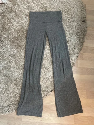 Gråa yoga pants - Ett par fina gråa yoga pants från Gina Young som är i storlek 146/152. Säljer dessa byxorna för de inte passar mig längre. Jag är 164cm.