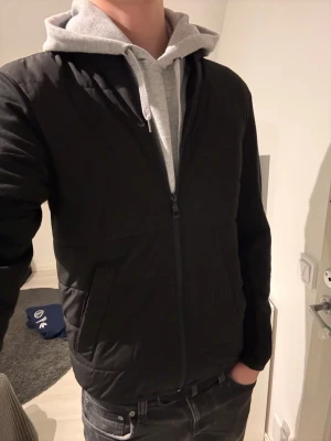 Svart cardiganjacka - Snygg cardiganjacka från Zara. Riktigt bra jacka som jag tyvärr vuxit ur. Pris kan diskuteras, hör av dig vid minsta fråga!