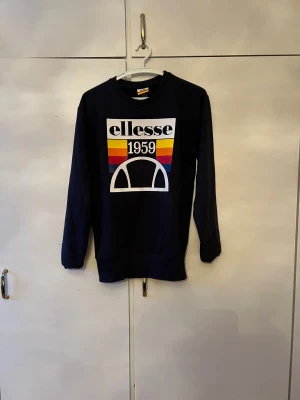 Ellesse mörkblå sweatshirt - Snygg mörkblå sweatshirt från Ellesse i storlek XS. 