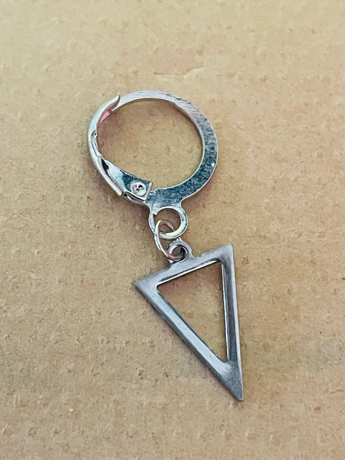 By prisförslag - 1 st örhänge silverfärgat