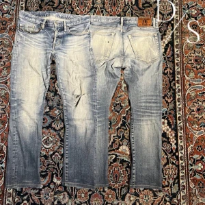 Vintage hysteric glamour jeans - Riktigt snygga hysteric glamour jeans. Dessa är extremt eftertraktade och rätt så svåra att få tag på därav dess värde. Liten blowout på knä slitningen men när man inget farligt alls. Midja:38cm längd:88,5cm Benöppning: 16cm