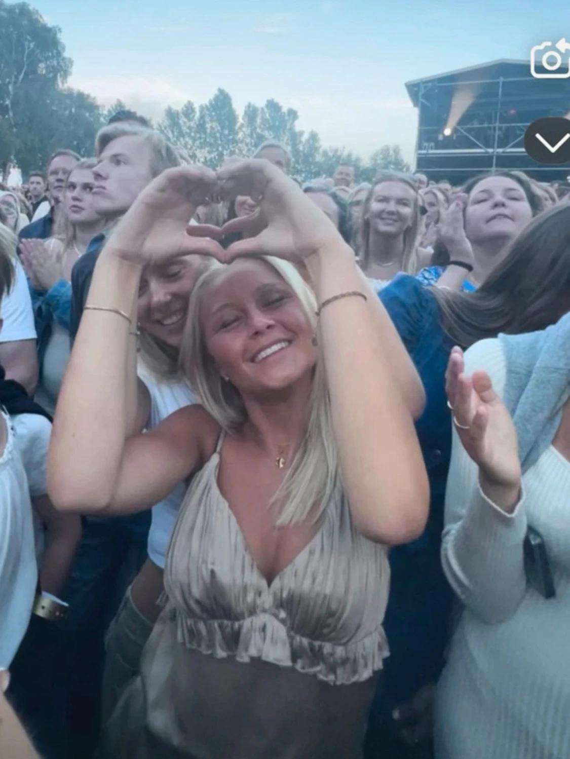 Beige linnetopp med volang - 1