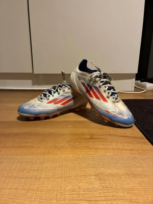 Adidas F50 Pro - Adidas F50 Pro. Skon är använd och nypris är 1500 kr ungefär. Det är Storlek 40 2/3 Hör av er vid funderingar eller köp 😉