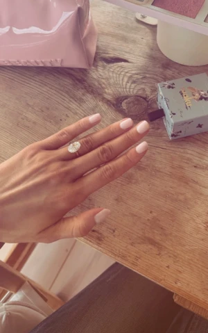 Ring från Balmante Jewelry  - Köpte två storlekar av denna fina ring och säljer nu den som inte passade! Ringen är helt oanvänd, det är inte den som används på bilderna som säljs, utan den som fortfarande är i förpackningen. Ringen är 18k guldpläterad över 925 sterling silver med riktigt fin kvalitet och en lyxig finish.   Den röda hjärt-formade ringboxen följer med, samt den rosa lådan och påsen!   Har du frågor så hör gärna av dig!