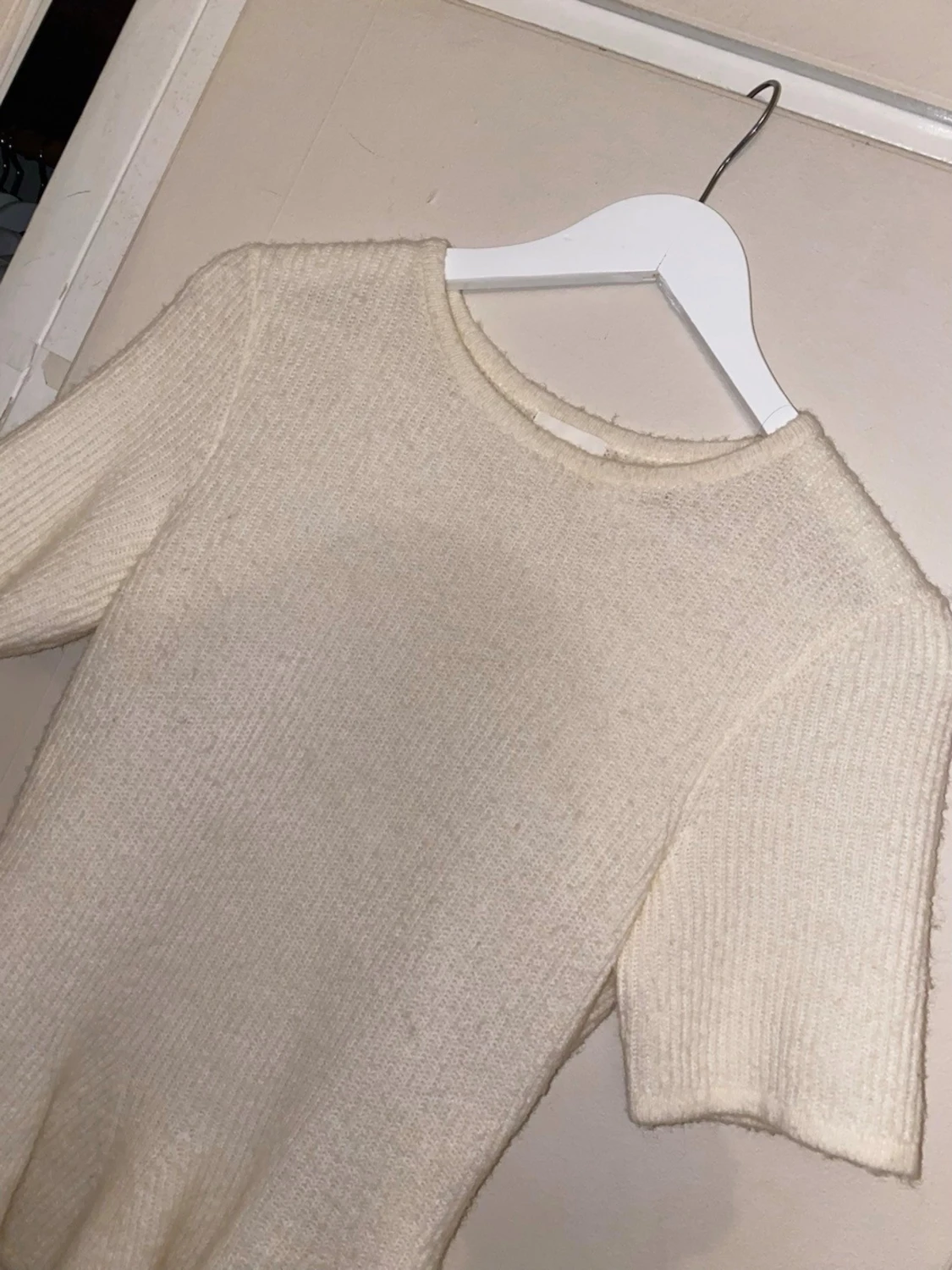 Beige stickad topp med volangkant - 2