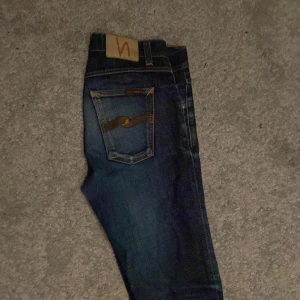Mörkblå Nudie Jeans W30 L32 - Snygga mörkblå jeans från Nudie Jeans med storlek W30 L32
