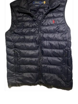 Ralph Lauren väst - Ralph Lauren väst i nyskick.  Går att packa ihop i sig själv Qr scan till Ralph Laurens hemsida Strk XS, kan även funka som en liten S Tveka inte på att fråga om ni tänker på något!