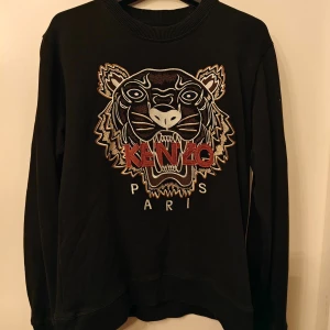 Kenzo svart tröja - Svart tröja med broderat tigermotiv framtill och texten 'KENZO PARIS i storlek S