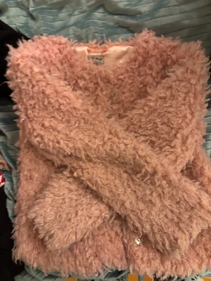 Fluffig rosa fest jacka - Perfekt för dig som älskar att ha på sig roliga och festliga outfits! Använd bara en gång så därför ganska högt pris.