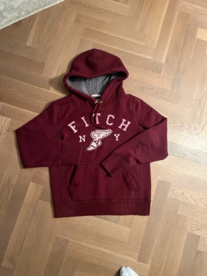 Abercrombie & Fitch Hoodie - Asfet efterlängtad Abercrombie and fitch hoodie med cool print. Varan är strl M, lite rött som har blött med på ordet ”fitch” men personligen anser jag att det bara ger en mer vintage känsla. Passar true to size. 