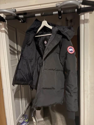 Svart pufferjacka från Canada Goose - Storlek M säljer inte letar efter byte till L!!!!
