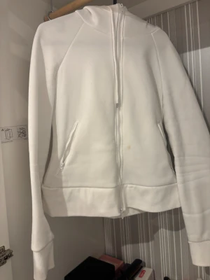 Vit kofta - Vit långärmad kofta! Jättesoft insida.