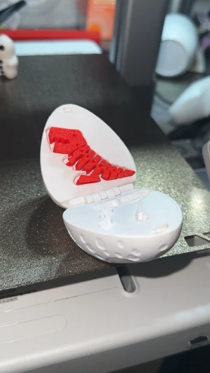3D-Printad Flexi dinosaurie med egg - Ett extremt unik leksak i form av en T-Rex som är flexibel samt ett egg som T-Rex’en kan ligga i och stängas! Perfekt som en julklapp inför julen till barnen (kan tillverkas i andra färger via meddelanden)