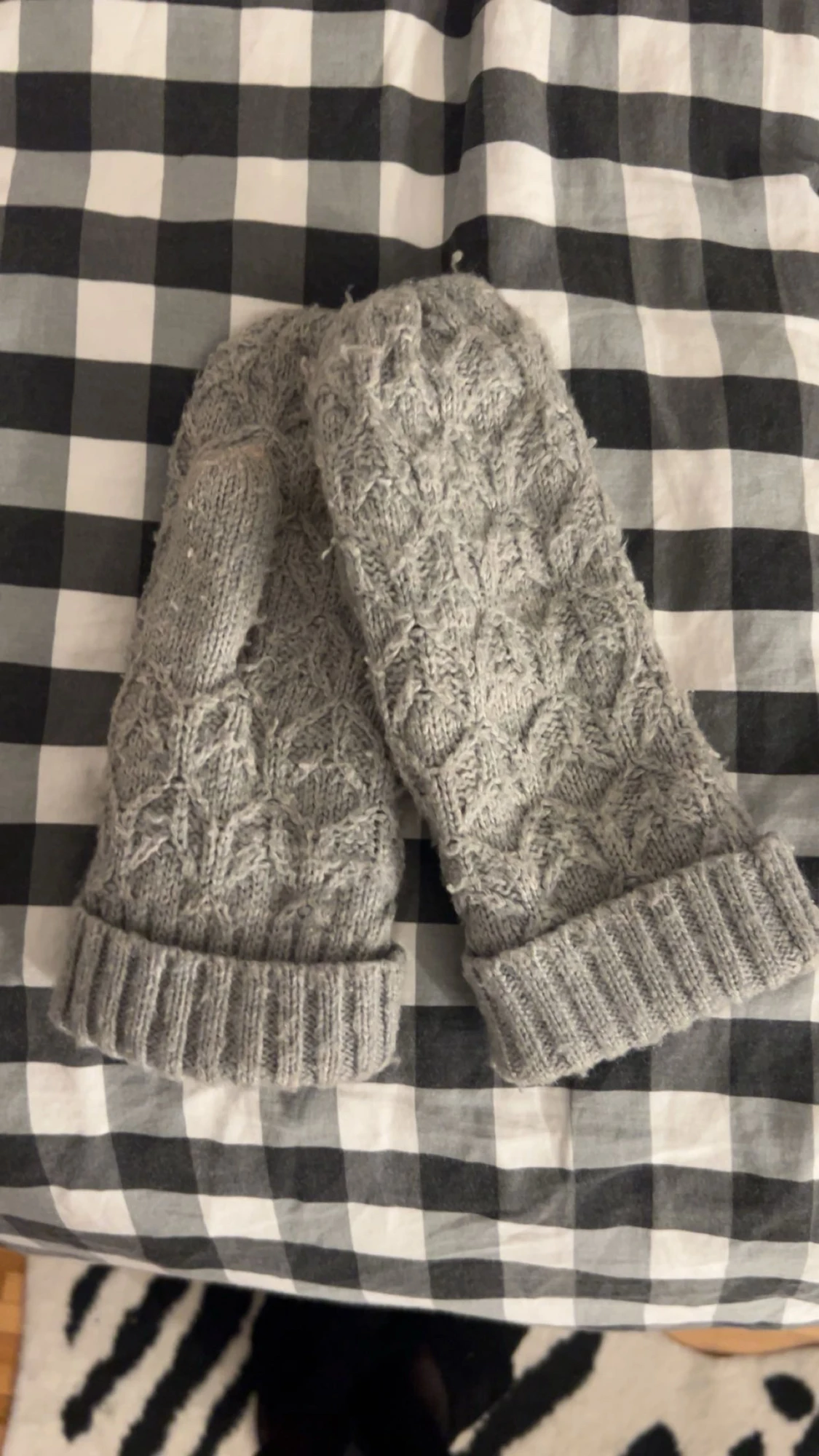 Grå stickad tumvantar med mönster🩶🐻