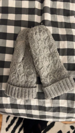 Grå stickad tumvantar med mönster🩶🐻 - Säljer ett par grå stickade tumvantar med snyggt strukturmönster och bred ribbad kant. Mins inte vart dom är köpta😅🌟har använt dom lite föra vinten och lite fena tills jag köpte nya så dom är varsamt använda🌟❄️ super guliga och passar till nästan allt☃️