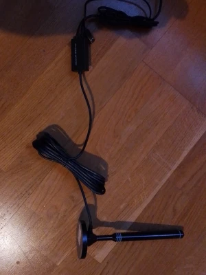 USB Digital TV Antenna HXH11234678 - USB digital TV-antenn med lång kabel och magnetisk bas, modell HXH11234678. Perfekt för att ta emot digitala TV-signaler till dator eller TV. Produkten är i gott skick utan synligt slitage. Enkel installation via USB och koaxialkontakt.