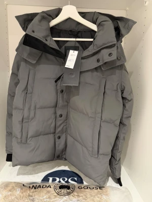 Canada Goose wyndham gray parka -Black logo - Bought on Vinted with item verification, so it is 100% real and verificated. Receipt on DM. condition 10/10, Size fusion S
