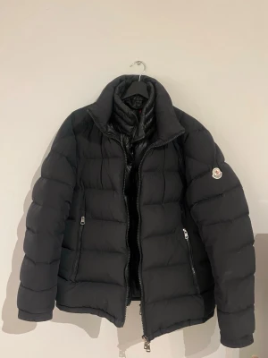 Moncler Maya  - En moncler Maya jacka i relativt bra skick med inneväst. Patchen är lite skadad men inget som påverkar eller kommer ramla av. Kvitto finns tyvärr inte kvar. Nypris ca 16.000kr