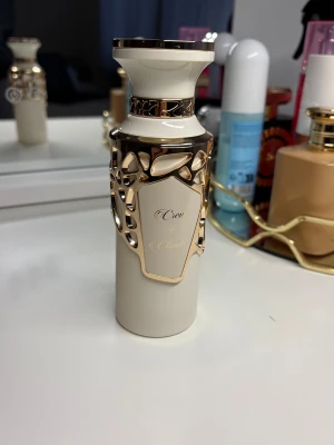 Creme of Clouds Parfymflaska - Snygg och lyxig parfymflaska från Fragrance World med namnet Creme of Clouds. Har endast använts några gånger säljer den pågrund av att den inte kommit till användning är i 50ml