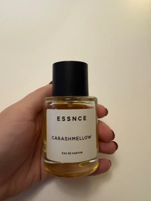 Essnce Carashmellow Eau de Parfum - Modern Eau de Parfum från ESSNCE med namnet Carashmellow. Ingredienser: Alcohol denat., Parfum (fragrance), Coumarin. Snygg och stilren flaska – perfekt för dig som vill sticka ut med något unikt.