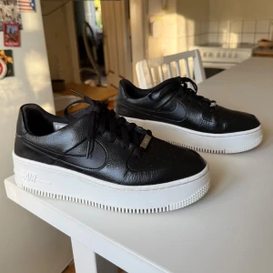 Nike air force - Svarta nike air force 1 sage low  Storlek 40. Köpta för 1599 Sparsamt använda men lite creasade på vänster sko och slitet under sulan som ses på bild