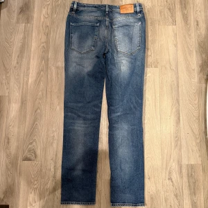 Selected Homme Indigo Slim Jeans  - Sjukt feta blåa Selected Homme Indigo jeans i en slimfit passform och sjuk fade/tvätt. Storlek W32/L32. Mått - Midja: 41,5cm, Benlängd: 107cm. Modellen är 185cm & 63kg. Hör av dig vid funderingar!🤩
