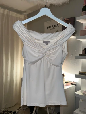 Vit topp - Vit topp ifrån H&M i storlek S men passar även XS.🤍