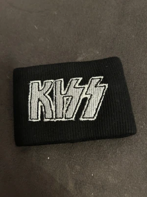 Kiss svettband  - Helt nytt svettband med broddat text.