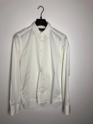 Vit skjorta från Riley - Storlek S slim fit. Nyskick!  