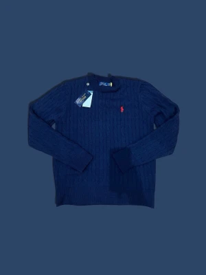 Marinblå stickad tröja från Polo Ralph Lauren - Tjena, säljer denna sprillans nya tröja från Ralph lauren i storlek S. Den är aldrig använd, med prislappen kvar. Den sitter perfekt och passar till både vardag och finare tillfällen. 62 cm lång, 49cm bred 65cm lång i ärmarna. Hör av dig om du undrar något(PRISET ÄR DISKUTERBART)