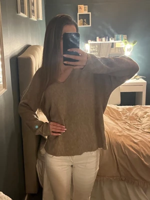 Beige stickad tröja - Mysig beige stickad tröja med avslappnad/ oversized passform och v-ringad hals.  Tröjan är storlek S men skulle också passa som M💗