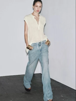 Populära jeans från zara - Jättesnygga ljusblå jeans från Zara som är helt slutsålda. Perfekt till våren och sommaren. Helt nya med lappar kvar! Nypris 659kr