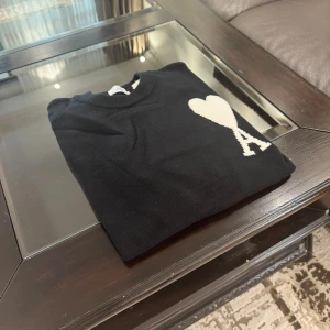 Ami Paris Tröja - Storlek M  - Mycket trevlig och tids passande Tröja, passar perfekt inför dessa mer kalla väder. Kommer i storlek M/dessutom helt ny med tags kvar. Är du intresserad så får du gärna höra av dig. Snabb frakt 📦 