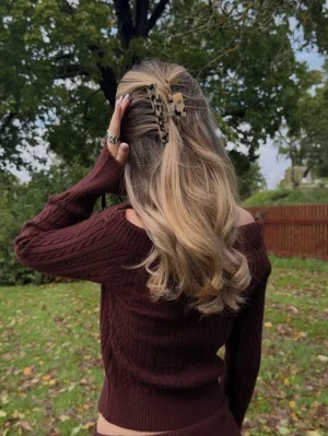 Vinröd  off shoulder-tröja från Gina tricot ❤️ - Jättefin Vinröd kabelstickad off shoulder-tröja från Gina tricot. Ny med prislapp, säljer då jag fick fel storlek ❤️Nypris 259kr