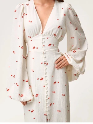 Vit Adoore klänning  - Den superfina långklänningen med små röda blommor från Adoore, djup v-ringning och långa vida ärmar. Klänningen har kommit till användning en gång innan jag insåg att jag hellre ville ha den korta så jag är öppen för byte mot en kort!