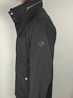 J.Lindeberg field jacket - Säljer en riktigt snygg och trendig J.Lindeberg field jacket i fint skick, storlek S, vid frågor är det bara att skriva //Gramenti