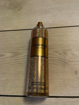Paris hilton parfym - Paris hilton parfym gold rush, saknar lock🙃 är 2/3 kvar, 150kr ny