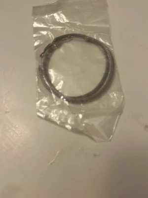 Silvriga hoop örhängen med mönster  - Fina silvriga hopps med mönster!passar för en middag men också en fest med vänner🥂,rätt så simpla men samtidigt stylish!enkelt att  styla med och om du köper blir du riktig stylist✌️