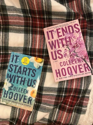 It ends with us & It starts with us av Collen Hoover - En populär bok duo som trendar på booktok. Böckerna är skrivna på engelska. 
