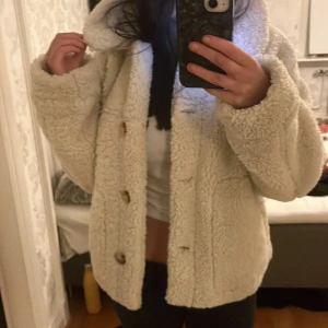 Beige teddyjacka från Zara XS - Mysig beige teddyjacka från Zara i storlek XS. Jackan har stora knappar framtill, två fickor och en bred krage. Perfekt för kalla dagar och ger en riktigt chill vibe till din outfit.