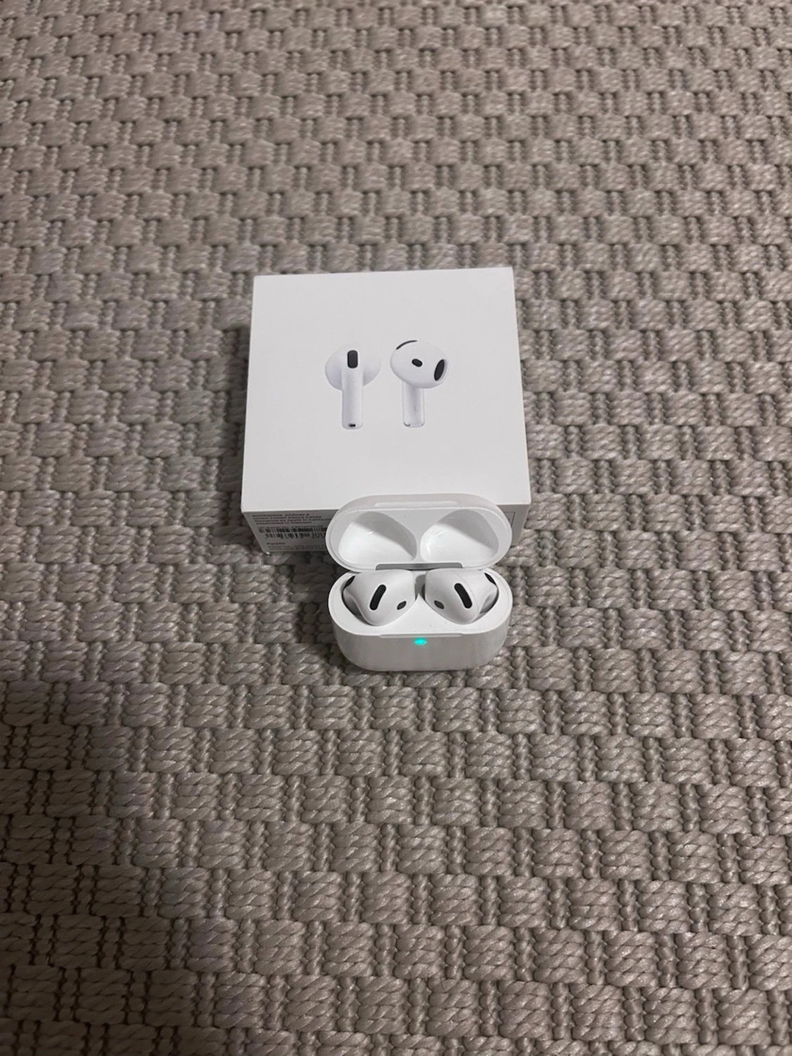 Apple AirPods 4 - 1
