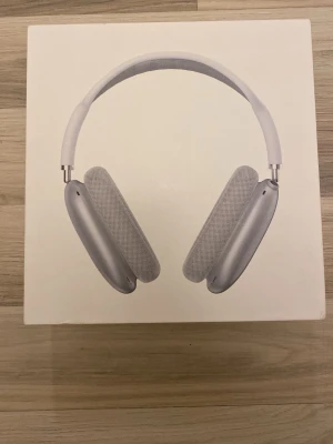 Apple AirPods Max silver over-ear - Snygga Apple AirPods Max i silver med en stilren design. Over-ear hörlurar med mjuka mesh-kuddar och båge i aluminium och rostfritt stål. Trådlös anslutning och grym ljudkvalitet. Perfekt för musik, film och gaming.