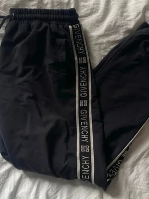 ***Svarta mjukisbyxor från Givenchy*** - Snygga svarta mjukisbyxor från Givenchy med vit logga längs sidorna.