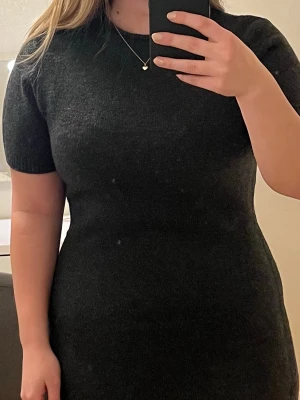 Mörkgrå stickad klänning - Superfin mörkgrå stickad klänning från Zara i storlek L, men passar även M. Aldrig använd så den är i mycket bra skick☺️