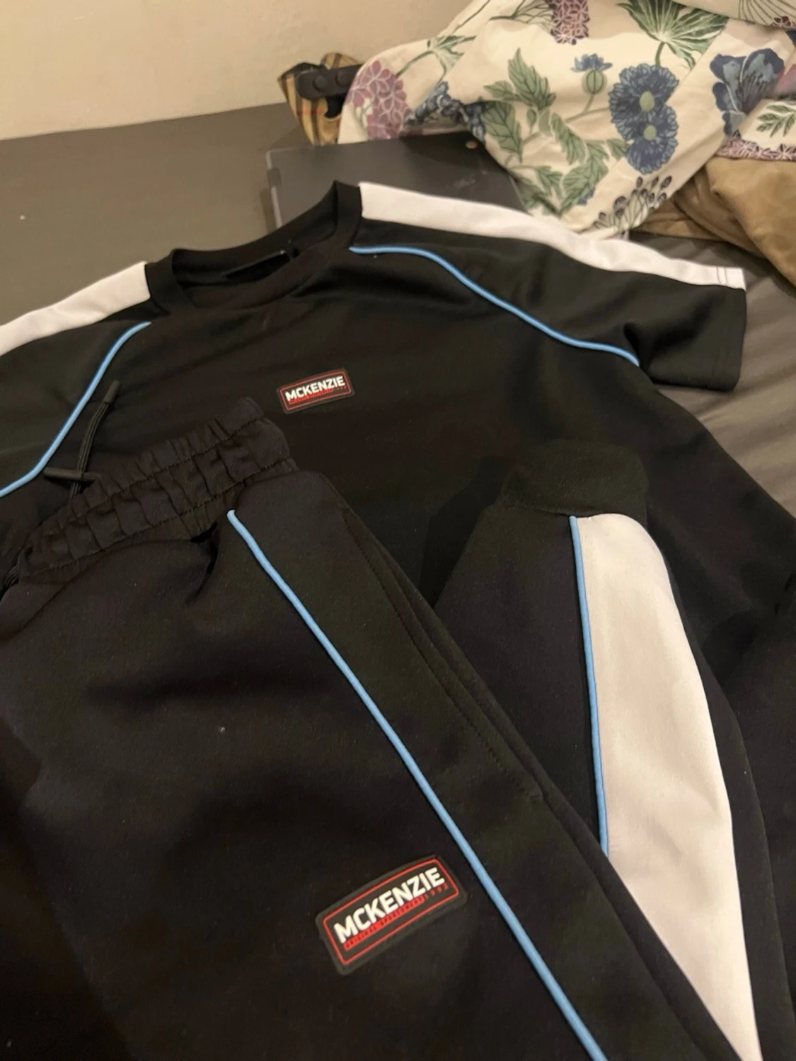 Svart loungewear-set från McKenzie passar xs - s - 1