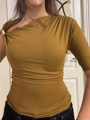 Zara fest topp - Super fin topp från Zara, med en gullig guld detalj på ena sidan. Super fin färg! 💕